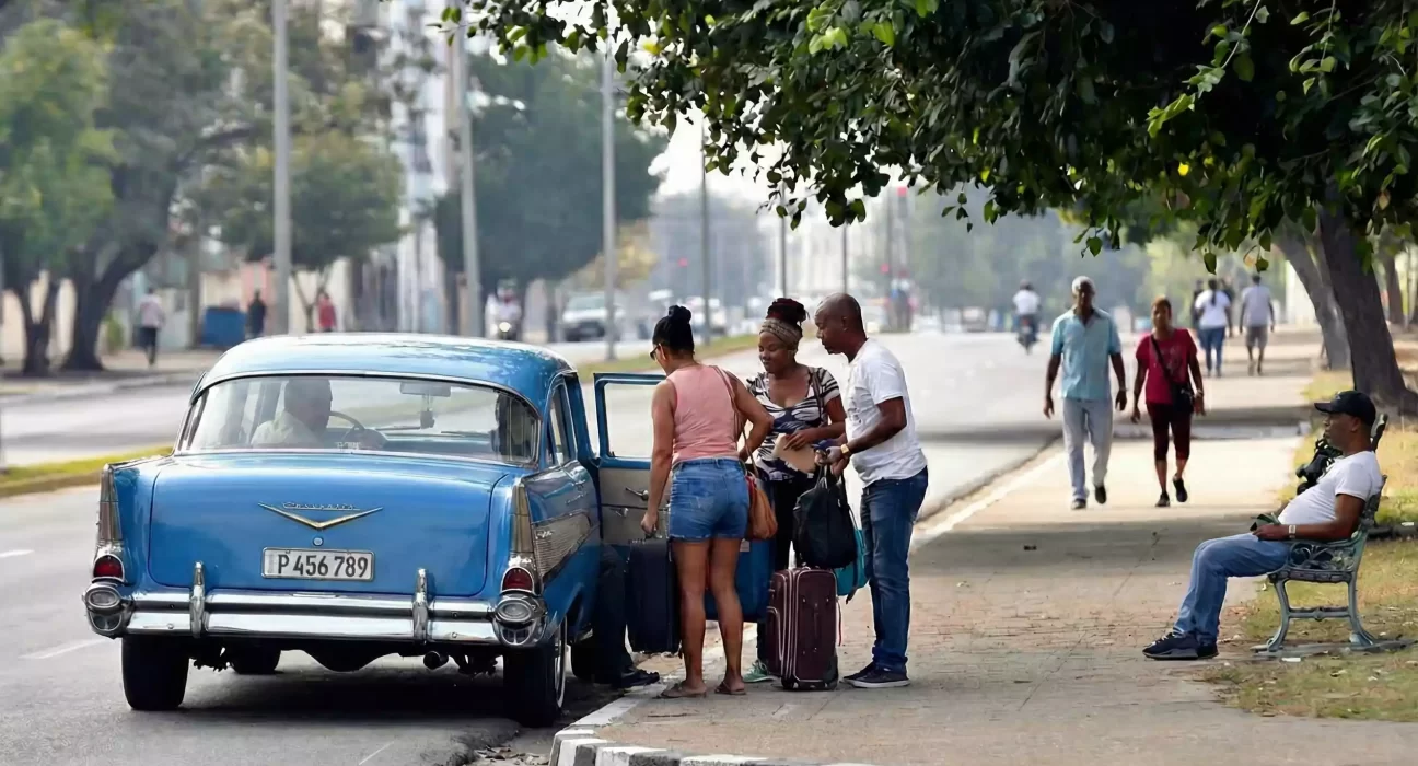 Racionamiento de combustible agrava el transporte público en Cuba.