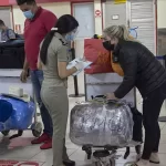 Una cubana en Trinidad revive un horno solar “de los 90” para cocinar frijoles en apagón: lo útil (y lo seguro) de esta idea