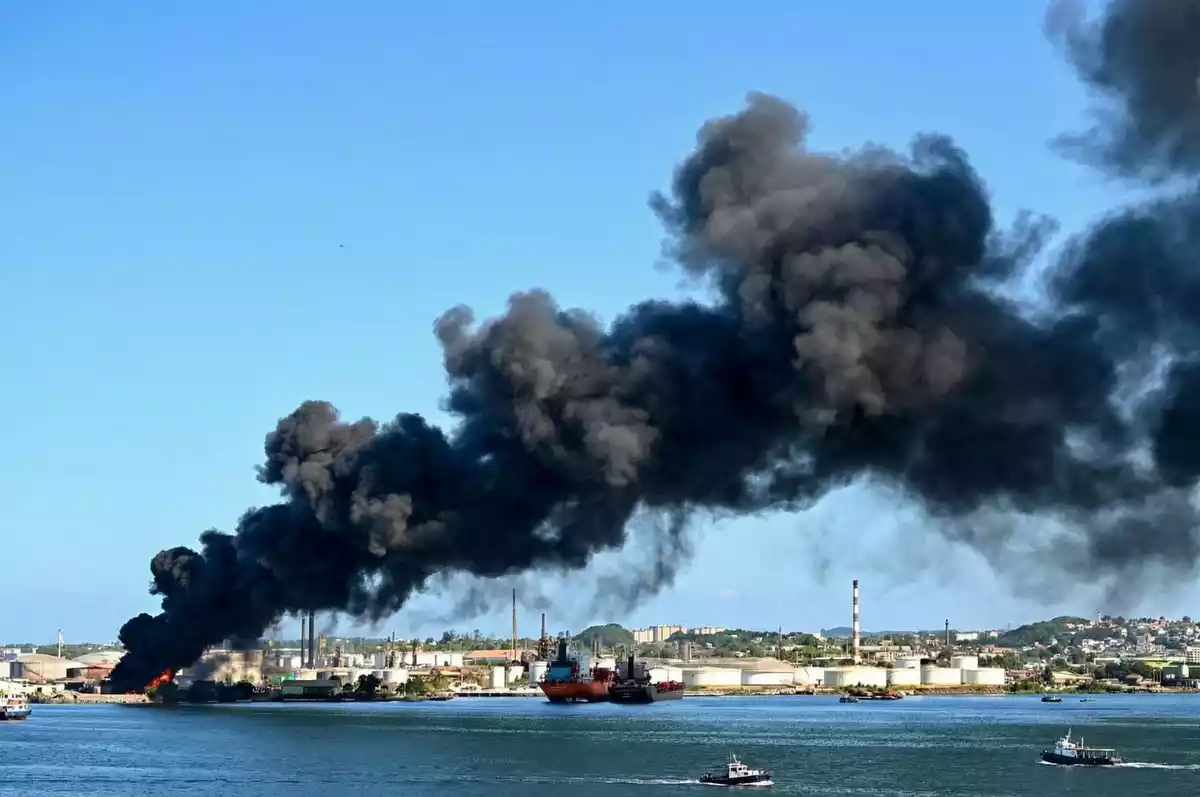Incendio en la refiner&iacute;a de Regla &Ntilde;ico L&oacute;pez