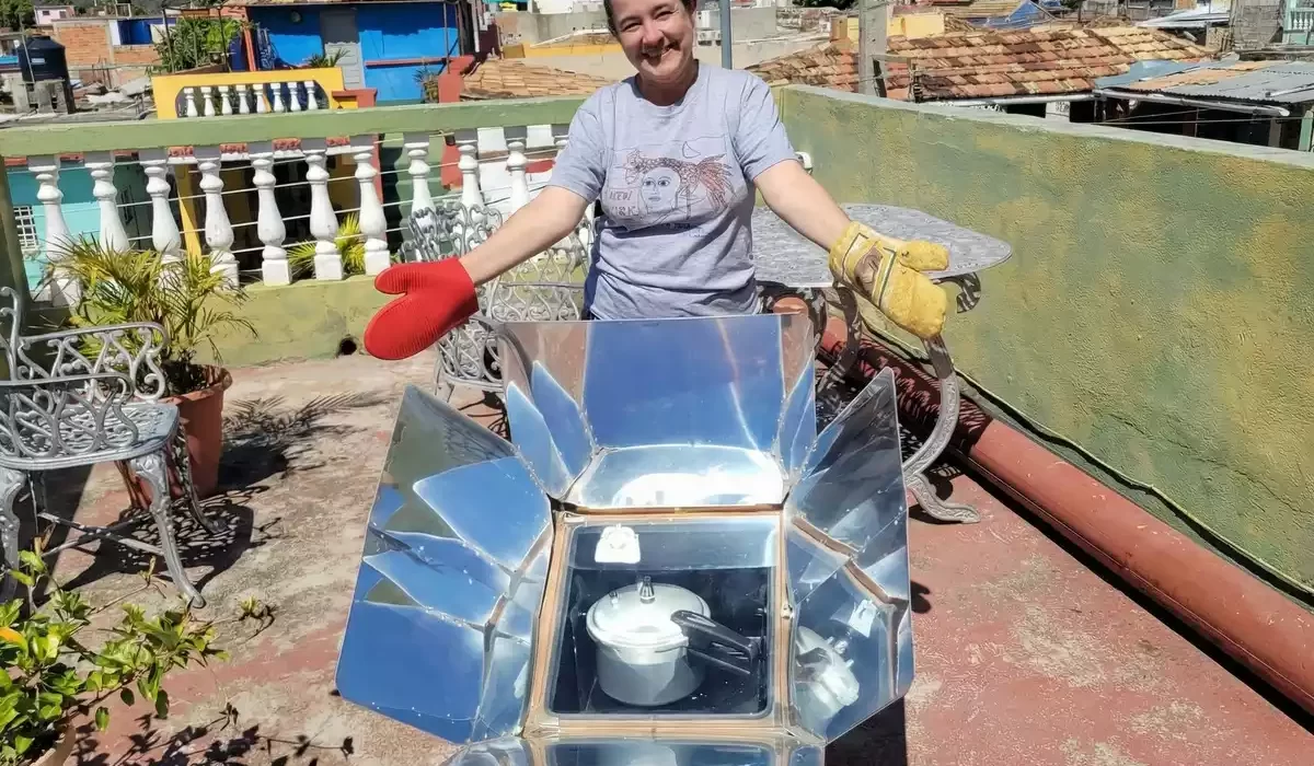 Una cubana en Trinidad revive un horno solar “de los 90”