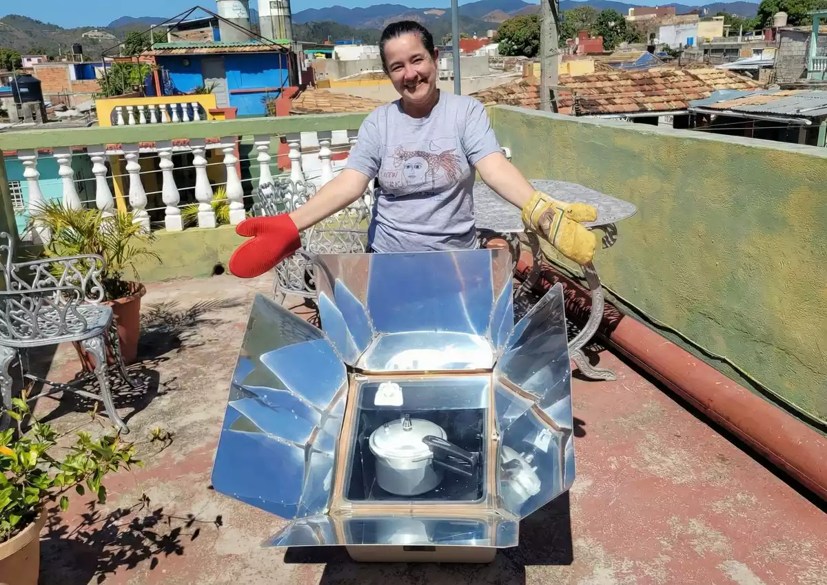 Una cubana en Trinidad revive un horno solar &ldquo;de los 90&rdquo;